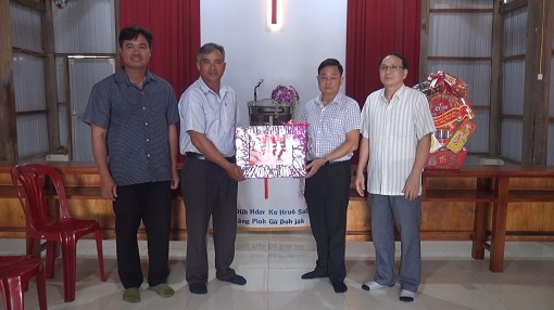 Lãnh đạo huyện thăm, chúc tết các cơ sở tôn giáo